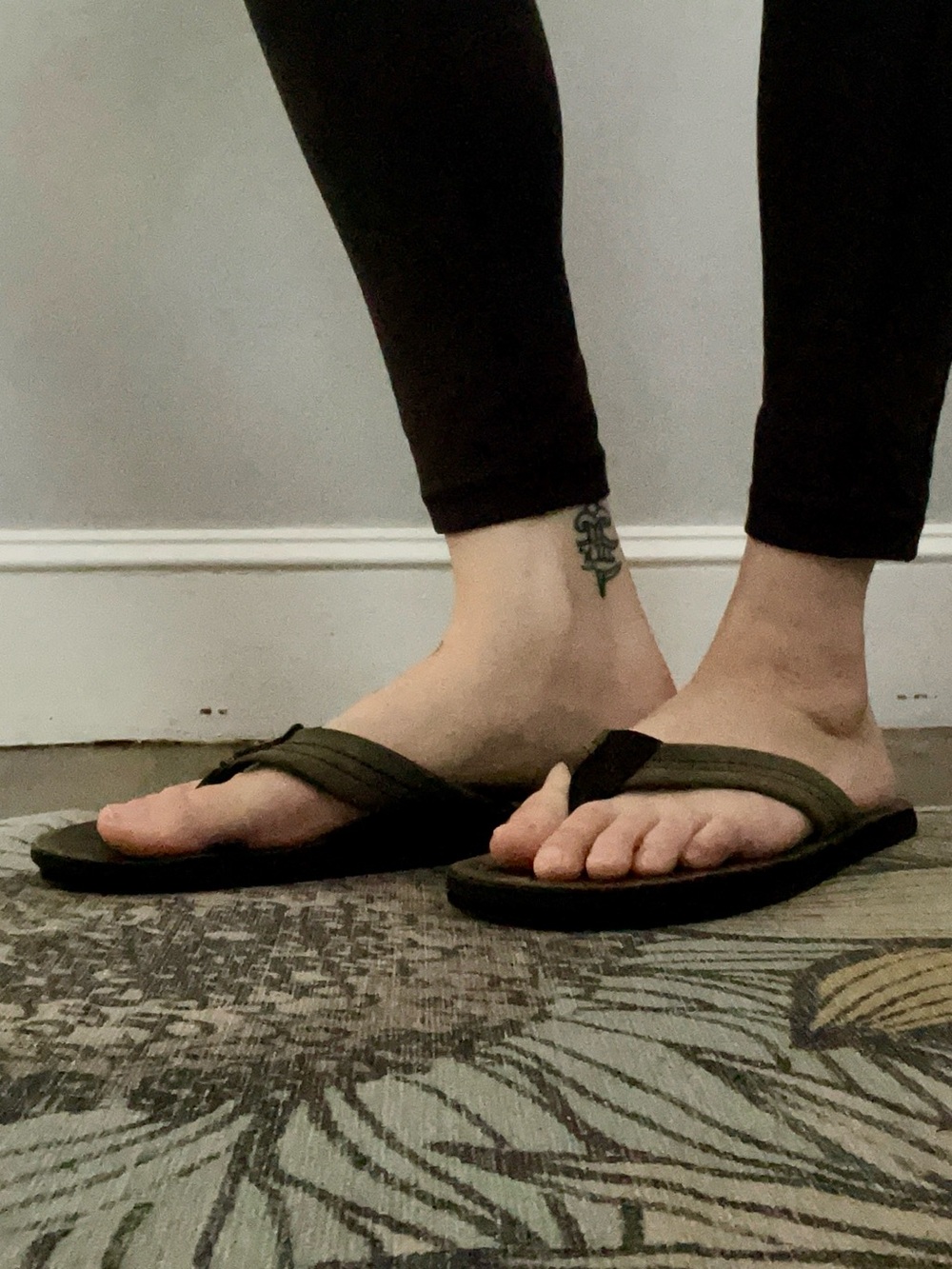 very worn black flip flops - Picture 2 of 5